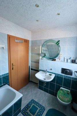 Badezimmer mit Wanne OG