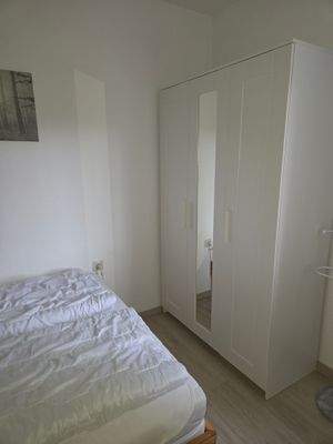 Schlafraum mit Fenster u. Schiebetür