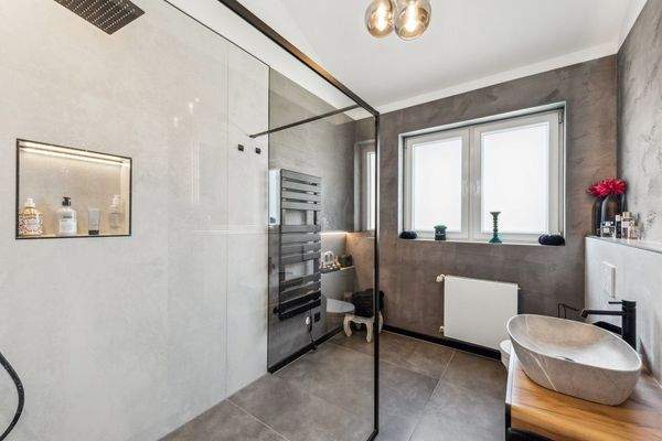 Zweites modernisiertes Badezimmer im Obergeschoss