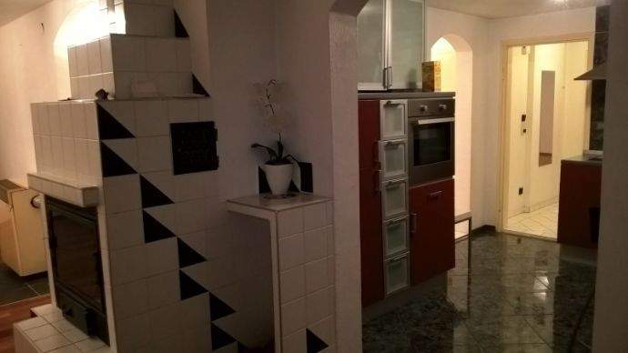  Wohnzimmer m. Kamin mit Blick zur Küche