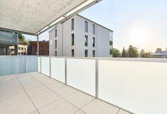 Großzügiger Balkon mit Einbauschrank