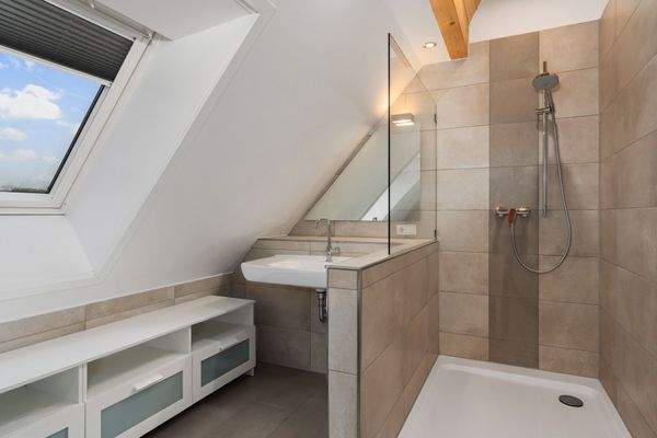 Tageslichtbad (7,80m²) mit Eckdusche ...