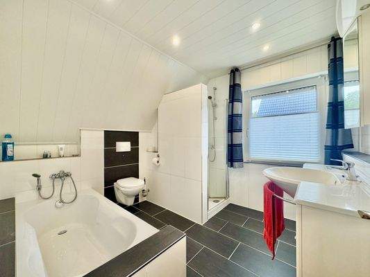 Badezimmer mit Badewanne OG