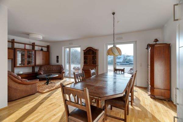 Schöne Lichtverhältnisse am Nachmittag durch bodentiefe Fenster.jpg