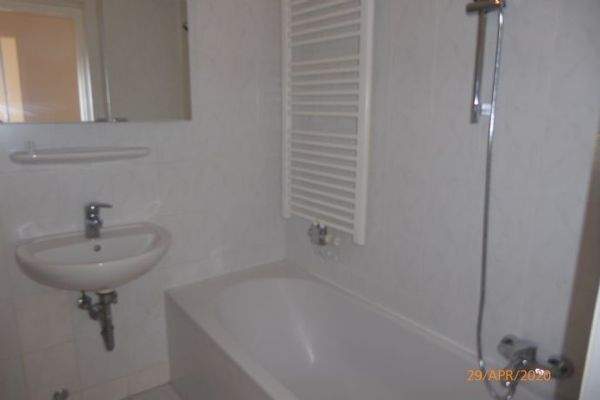 Bad neu mit Badewanne