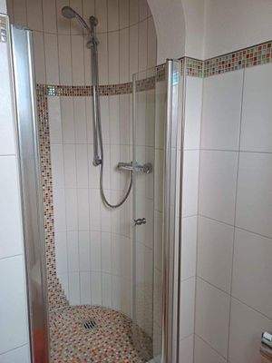 EG: gemauerte Dusche in rundbauweise