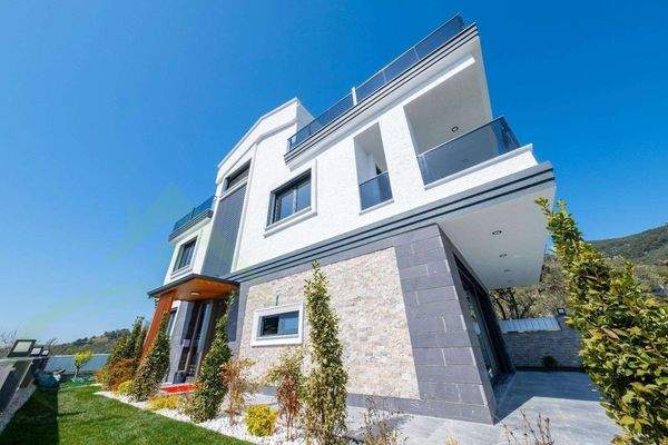 Seitenansicht seitlich mit Eingang