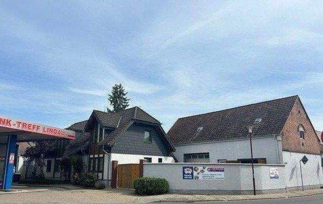 Gesamtansicht Wohnhaus mit Tankstelle