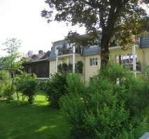 Hausansicht-Gartenanlage