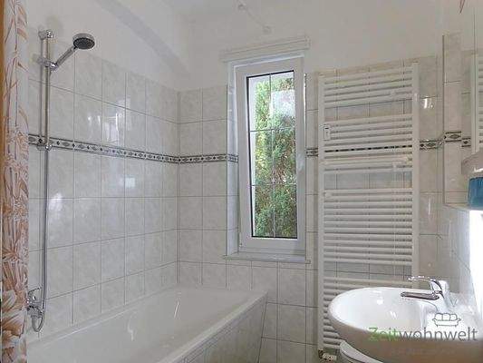 helles Bad mit Wanne