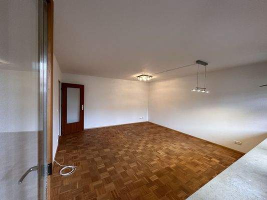 Der großzügige Wohn- und Essbereich mit  heller Fensterfront