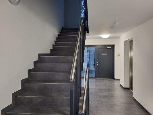 Treppenhaus mit Aufzug