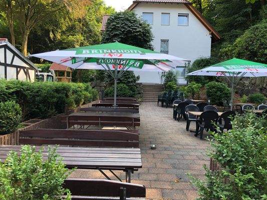 Kleiner Biergarten und Gästehaus