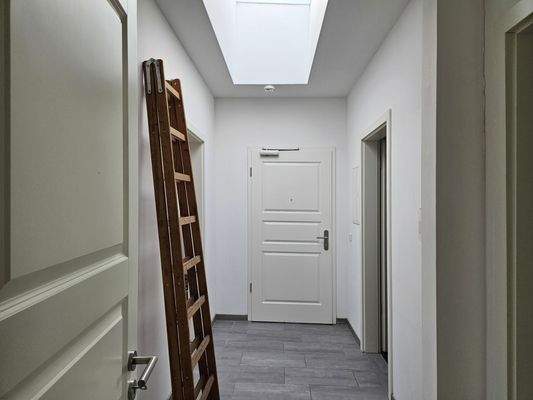 Flur, Blick zur Wohnungstür.jpg