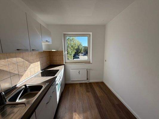 Helle Küche mit Fenster