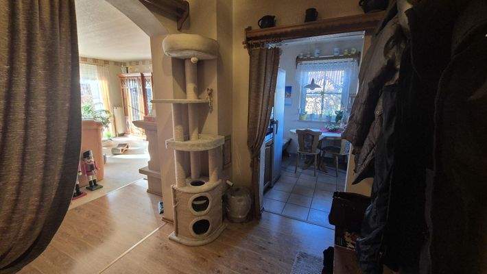 EG-Flur mit Blick ins Wohnzimmer und Küche