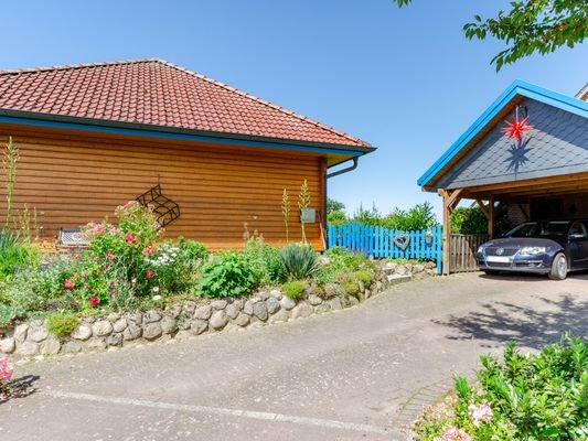 Carport und Auffahrt mit Stellplatz.JPG