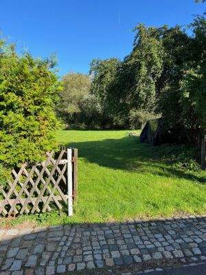 Blick von der Straße auf das Grundstück