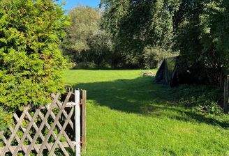 Blick von der Straße auf das Grundstück