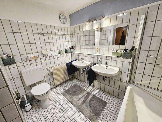 Bad mit Doppelwaschbecken