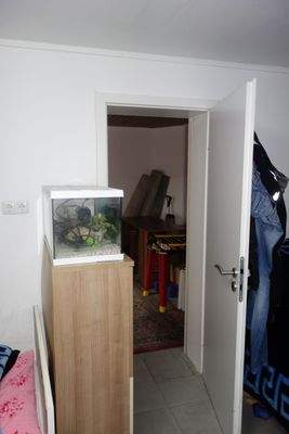 Zimmer 2 EG Türe zu Zimmer 1.JPG
