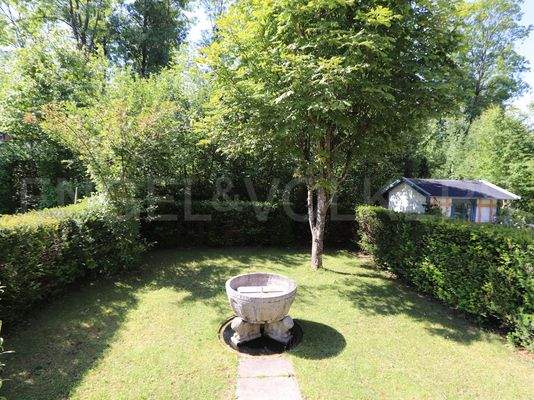 Garten mit Brunnen und Terrasse