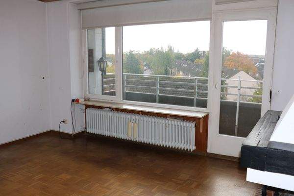 Wohnzimmer m Blick auf die Fensterfront zum Balkon