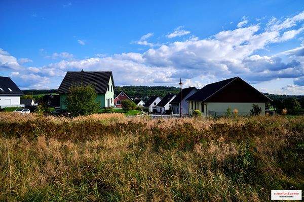 Blick vom Grundstück in die Siedlung
