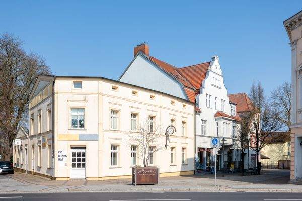 Geschäftshaus von der Straße aus