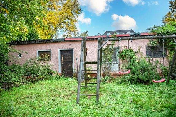 Blick von der Seite auf Nebengebäude Garage