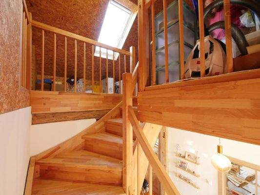  HOLZTREPPE zum SPITZBODEN