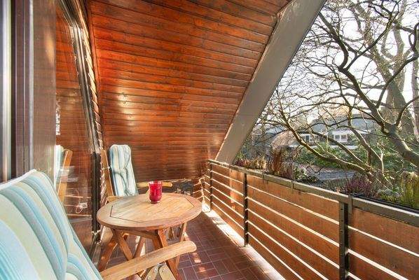 Gemütlicher Balkon im Obergeschoss mit Blick ins Grüne