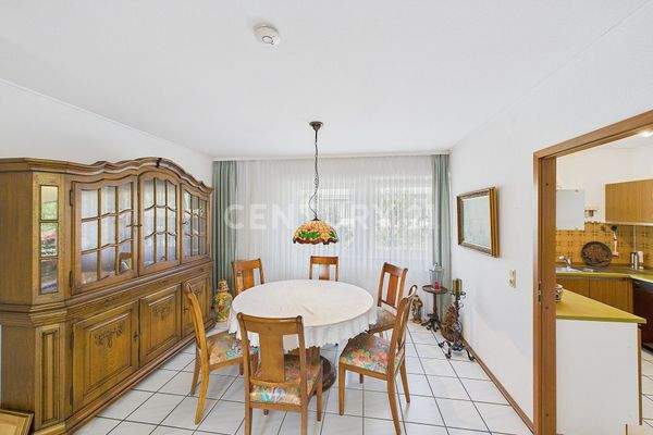 Geräumiges Esszimmer mit Blick in die Küche