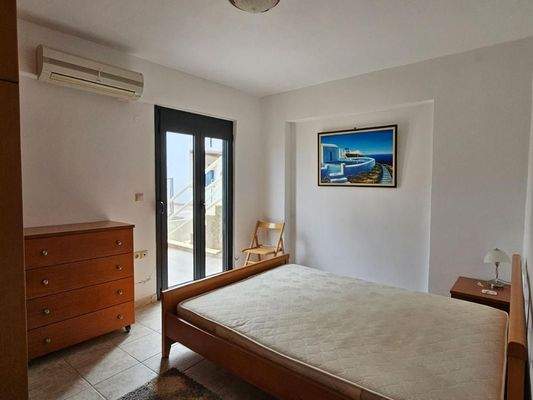 Kreta, Koutouloufari: Haus im Dorfzentrum mit großer Dachterrasse mit herrlichem Blick auf Hersonissos und das Meer zu verkaufen