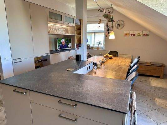 inkl. Kücheninsel und Esstisch