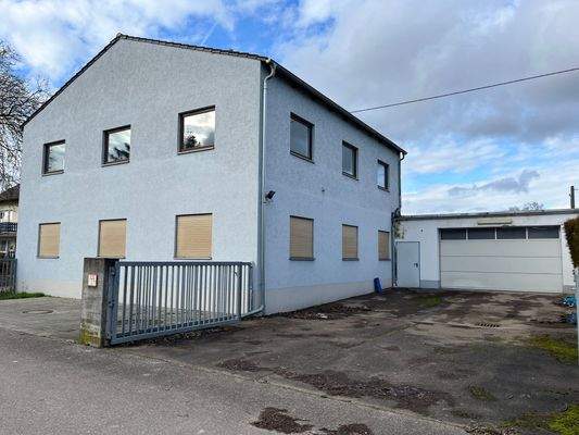 Front mit Hallen Tor