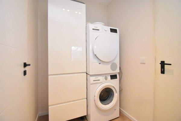 Hauswirtschaftsraum mit Zugang zur Garage