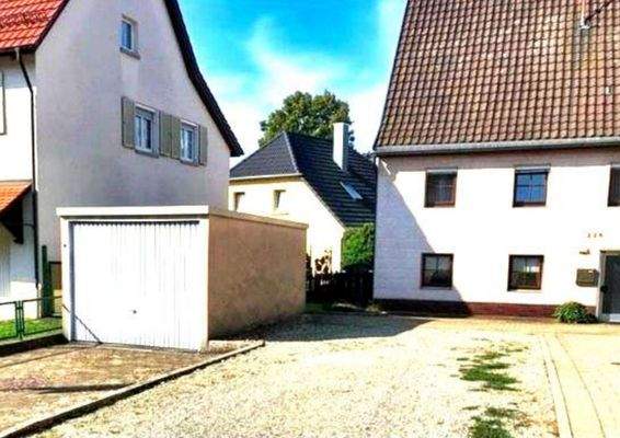 Außenansicht mit Garage