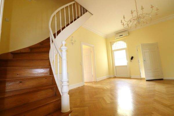 Obergeschoss- Empfangszimmer/ Diele Dachbodenzugang 