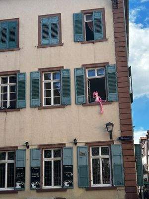 Altbau mit offenem Fenster