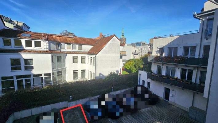 Balkonsicht mit Parkplatz