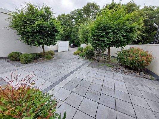 Vorgarten Bürohaus.jpg