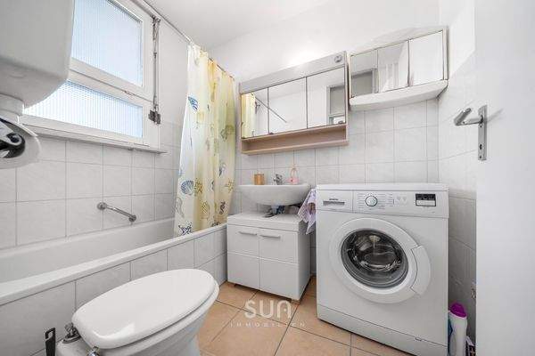 Badezimmer mit Duschwanne