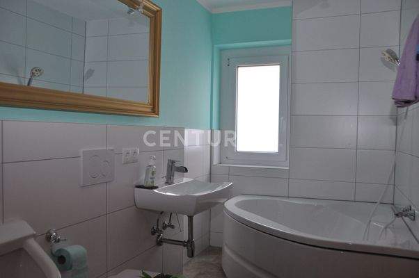 Bad mit Eckbadewanne