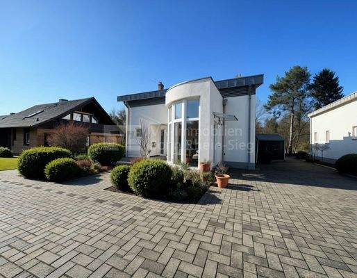 Haus Straßenansicht zur Seite - (KI bearbeitet)