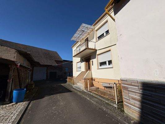 Haus mit Nebengebäuden