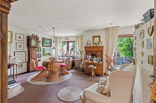 Wohnzimmer mit Zugang zur ...