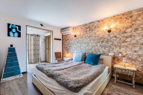 Eines von 3 Schlafzimmern im Haupthaus