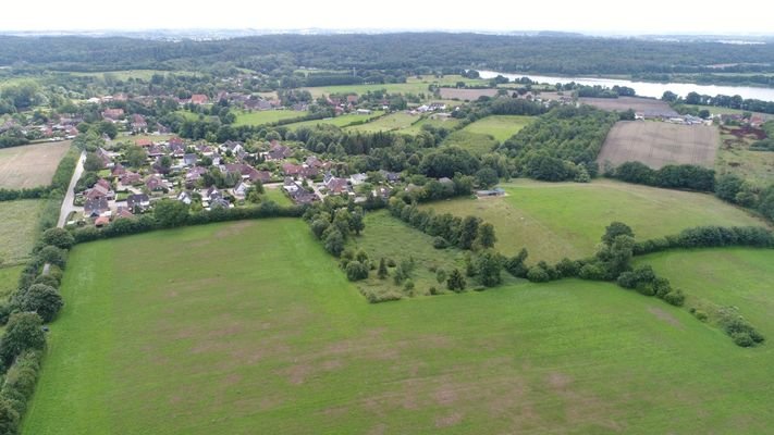 Das Baugrundstück liegt nahezu in Dorfrandlage