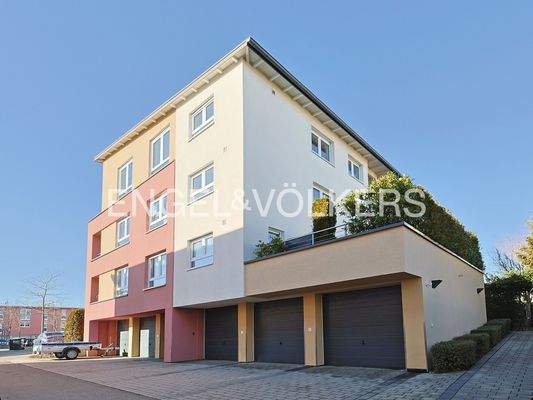 Sehr gepflegte Außenansicht mit Garage und Stellplätzen